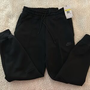 NEW Nike Pants Women's Small Nike Sportswear Club Mid-Rise Joggers Black